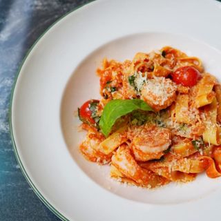 Pastă cu creveți în sos roșu 