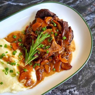 Ossobuco copt cu legume și piure de cartofi