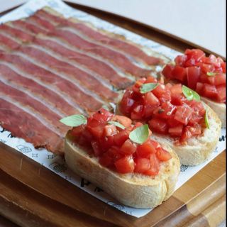 Jamón de rață cu bruschette de roșii