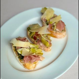 Bruschette cu anghinare și prosciutto