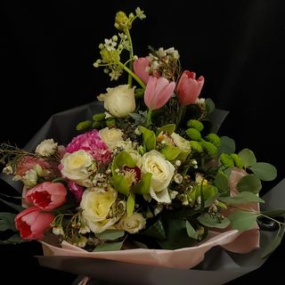 Buchet distins cu orhideie si trandafiri