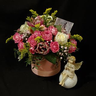 Compoziție din trandafiri și orhidei 