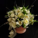 Compoziție din trandafiri cu alstormeria 