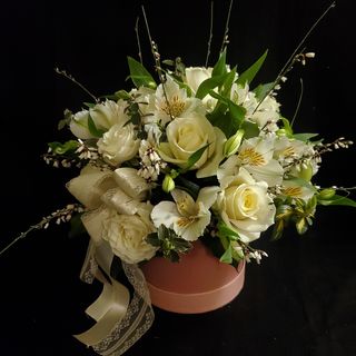 Compoziție din trandafiri cu alstormeria 