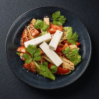 Salată cu legume și brânză tofu (320 g)