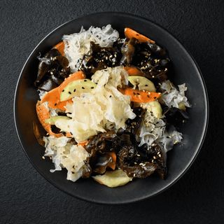 Salată cu ciuperci urechi de lemn și legume (300 g)