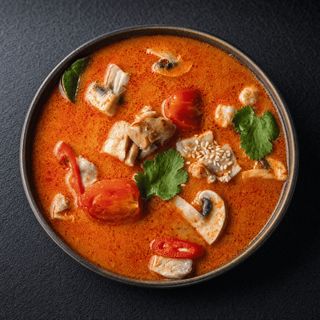 Supă Tom Yam cu lapte de cocos cu pui