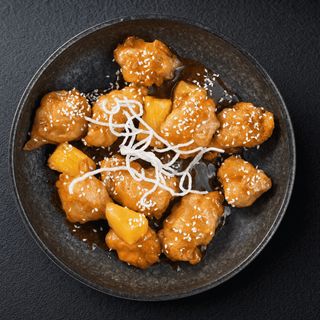 Carne de pui în sos dulce-acrișor cu ananas