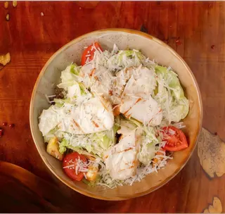 Salata Caesar cu pui