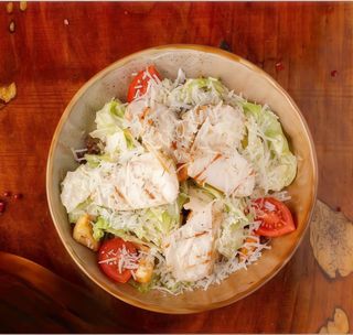 Salata Caesar cu pui
