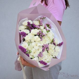 Buchet din trandafir alb de tufă și statice roz