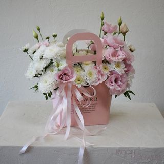 Gentuța cu crizantemă albă și eustomă roz