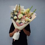 Buchet din gladiole roz și eustoma