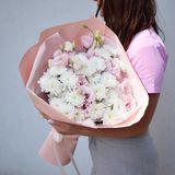 Buchet din crizantemă albă și eustoma roz