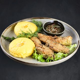 Crap cu mămăligă si mujdei