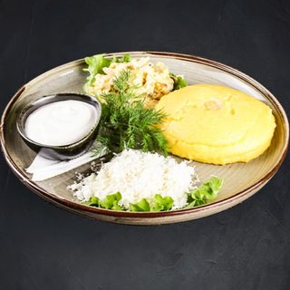 Mămăligă cu brânză și smântână