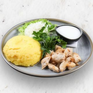 Tocană de pui cu mămăligă