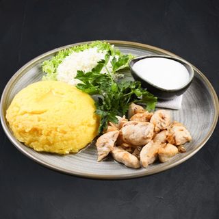 Tocană de pui cu mămăligă