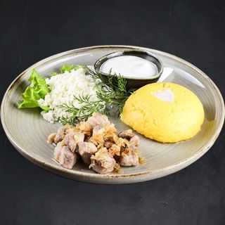Tocană de porc cu mămăligă