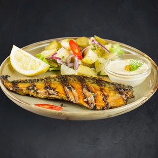 Scumbrie cu salată de cartofi