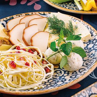 Platou cu cașcavaluti georgiene