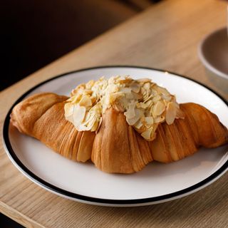 Croissant cu migdale