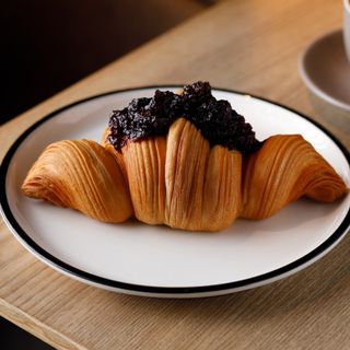 Croissant cu mac și vișină