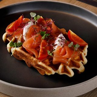 Vafă cu vieneză cu somon