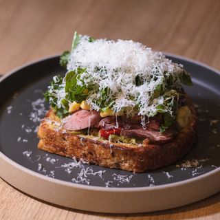 Toast cu roast beef, guacamole, ardei copt, ouă și cașcaval de capră