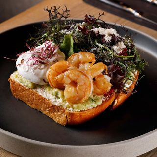 Brioșă cu creveți și ou poșat