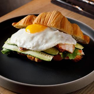 Croissant cu bacon