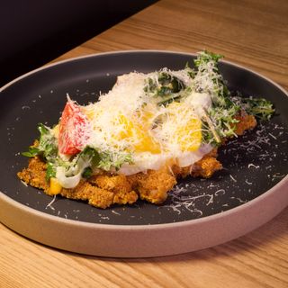 Salată cu șnițel de pui, fenicul, portocală și sos de castraveți