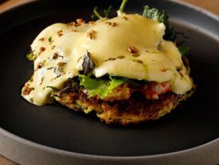 Blinie din zucchini cu ou poșat, creveți și sos olandez