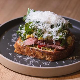 Toast cu roast beef, guacamole, ardei copt, ouă și cașcaval de capră