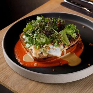 Croc Madame cu roast beef, cașcaval și mousse de bacon