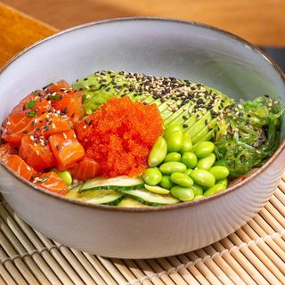 Poke bowl cu somon și icre tobiko