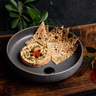 Pate fin de somon cu icre roșii și lipii calde