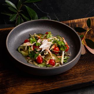 Aperitiv cu carne de crab, roșii cherry marinate și icre roșii