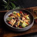 Salată cu caracatiță, mango și anghinare în sos kimchi