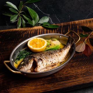 Doradă la grătar cu pak choi prăjit și sos Beurre Blanc