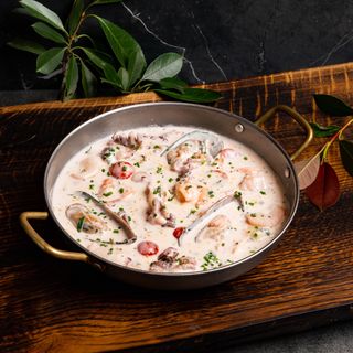 Soté de fructe de mare în sos cremos cu gorgonzola