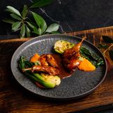 Prepeliță coaptă cu piure de morcovi, pak choi și sos demi-glace