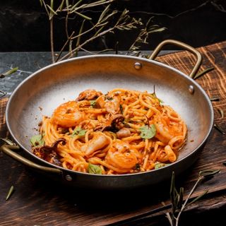 Spaghetti cu fructe de mare în bisque de creveți