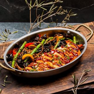 Tăiței soba în stil japonez cu șnițel de pui crocant și shiitake