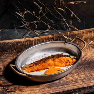 Steak de somon învelit în sos alb cremos însoțit de icre roșii