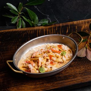 Fettuccine cu carne de crab, icre roșii și ulei de trufe