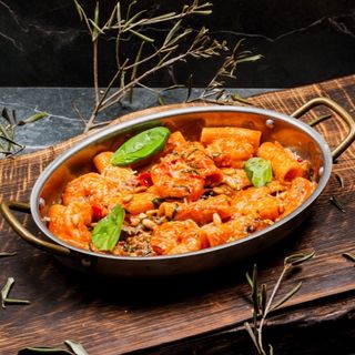 Rigatoni alla Puttanesca cu creveți și sos de roșii