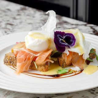 Ouă Benedict cu somon