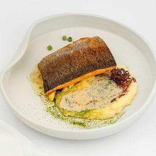 File de păstrăv cu piure de cartofi, mazăre verde și spanac