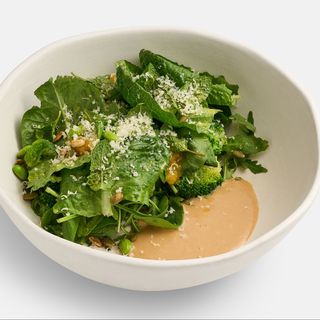 Salată verde cu lămâie și nuci